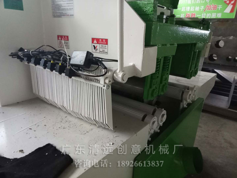 多片鋸進料口防彈鏈，防止木屑反彈