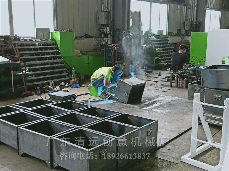 圓木多片鋸生產(chǎn)車間一角，工人師傅正在制造機器