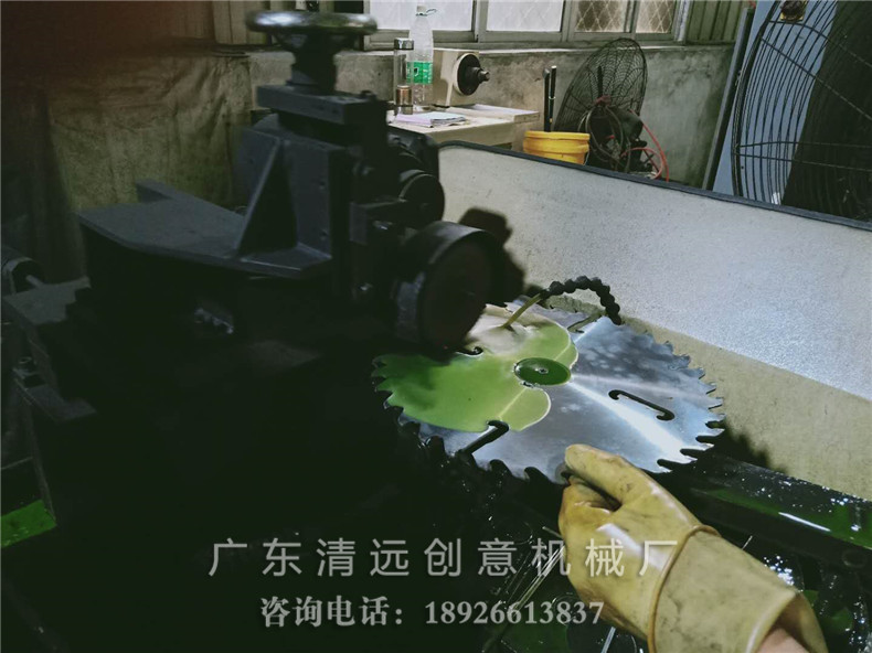 多片鋸鋸片制作中，超薄鋸片，出材率高達(dá)80%；鋸面光滑無需再刨