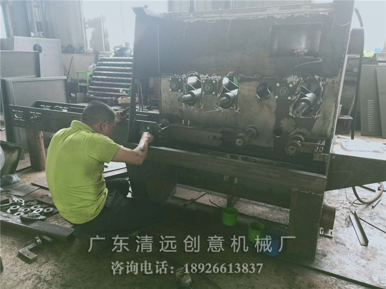 工廠生產(chǎn)車間一角，工廠正在制造圓木多片鋸機(jī)器