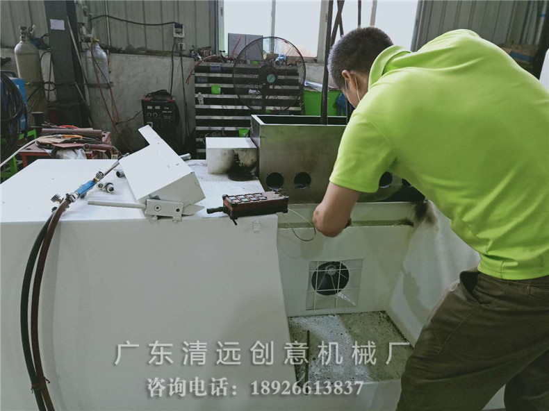 工廠生產(chǎn)車(chē)間一角，工人師傅正在制造多片鋸機(jī)型