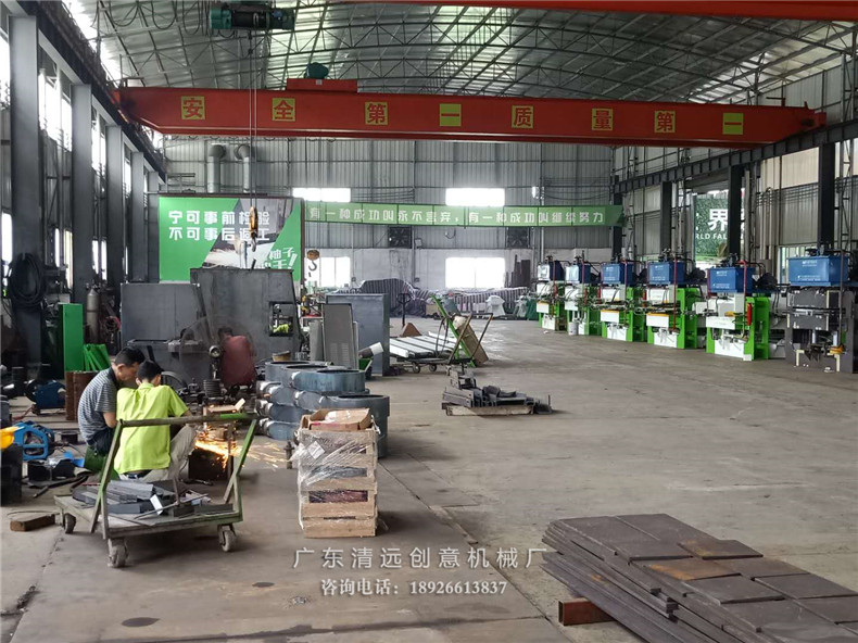 多片鋸生產(chǎn)車間一角，工人們正在認真有序的工作