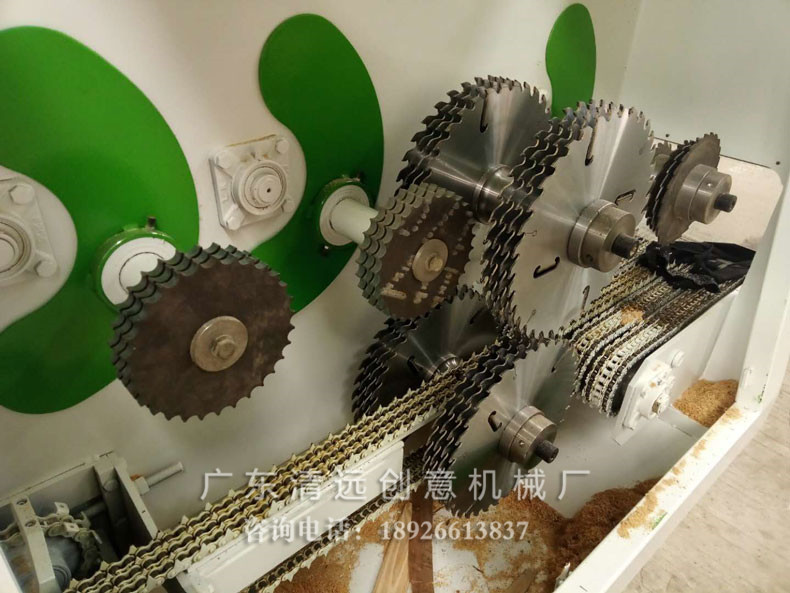 圓木多片鋸設(shè)備內(nèi)倉(cāng)，升降雙壓輪加緊，木材更穩(wěn)定