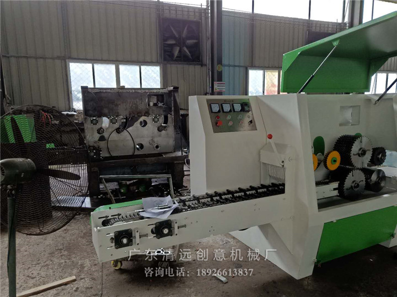 工廠生產(chǎn)車間正在生產(chǎn)的圓木多片鋸機器，采用V型鏈條送料更穩(wěn)，超薄鋸片更省材