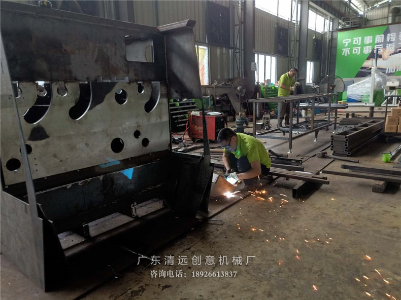 多片鋸生產(chǎn)車間一角，一臺正在生產(chǎn)的圓木多片鋸機器