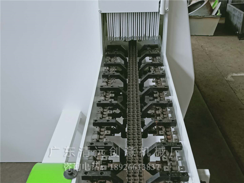 圓木多片鋸機器采用V型送料鏈，自動對中，抓木更穩(wěn)