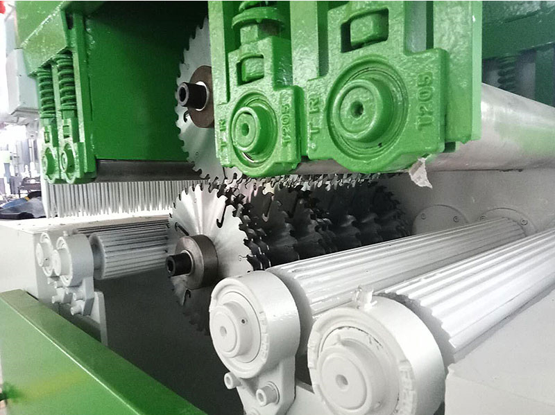 方木多片鋸使用時發(fā)現(xiàn)在連接螺絲松動應(yīng)及時緊固，否則會影響使用