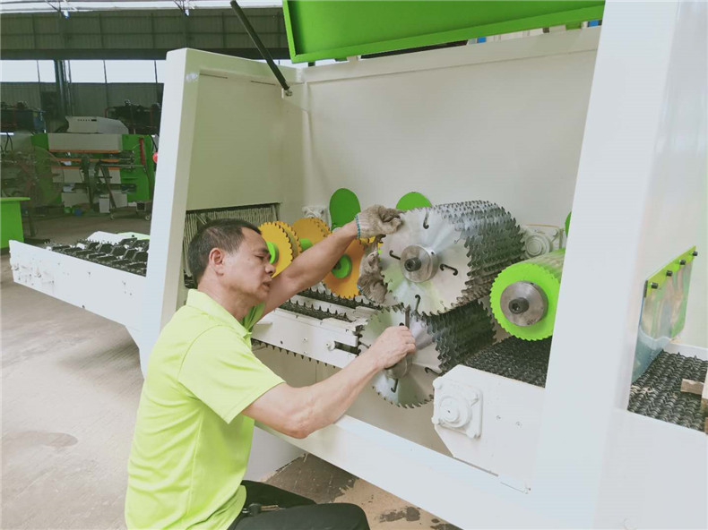 圓木多片鋸鋸片磨損嚴(yán)重會(huì)影響切割效果，同時(shí)也對(duì)切割質(zhì)量產(chǎn)生影響，切割面粗糙不光滑