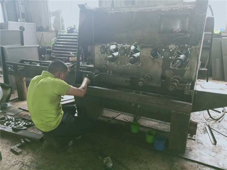 圓木多片鋸應(yīng)根據(jù)木材的種類(lèi)選擇合適的鋸片，以此來(lái)保證鋸切效果和生產(chǎn)效率。