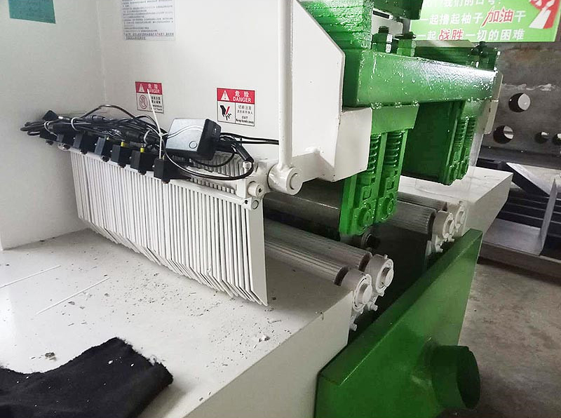 方木多片鋸進(jìn)料口安裝有反彈片，防止木料反彈的作用