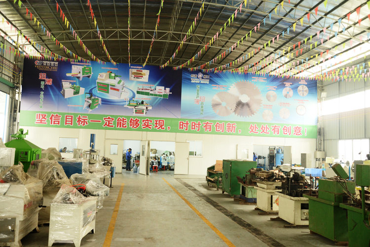 多片鋸鋸片生產(chǎn)車間，合金鋸片采用進(jìn)口合金板體和合金刀頭，質(zhì)量保證，不易燒鋸片