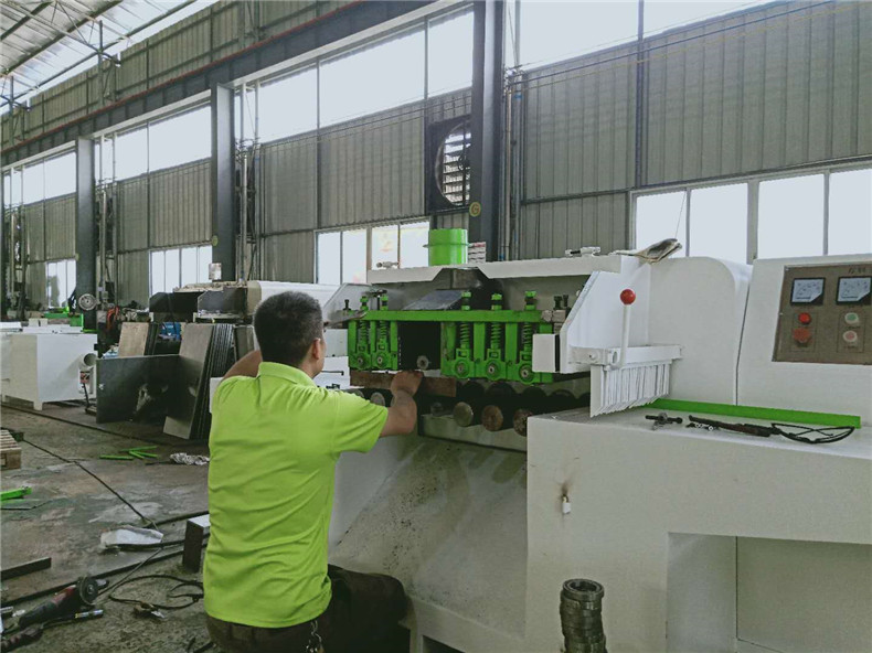 創(chuàng)意木工機械方木多片鋸生產車間一角，出品的每有臺機器都離不開工人師傅的辛勤勞作