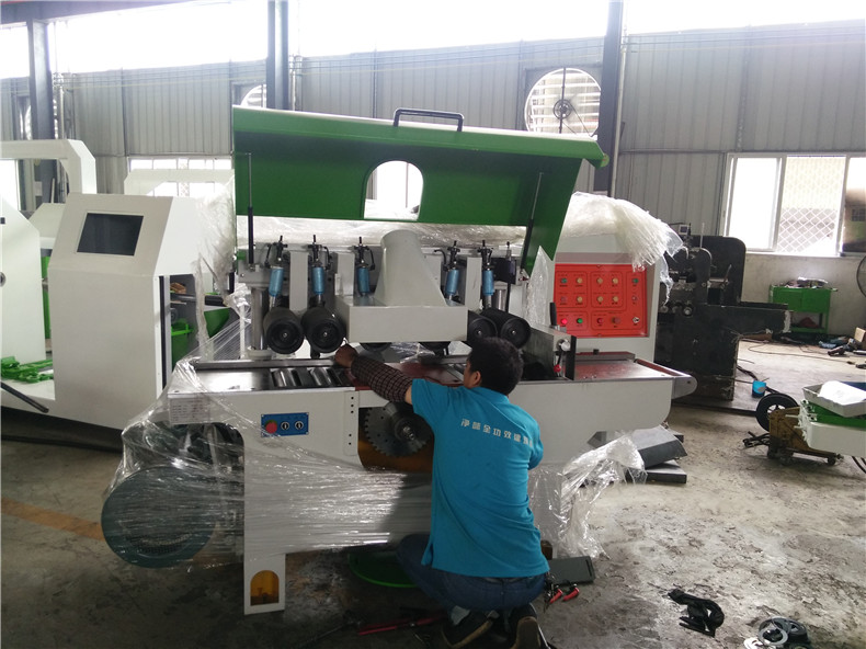 多片鋸車間正在生產(chǎn)的單軸方木多片鋸機(jī)器，采用上下升降氣動(dòng)壓輪夾緊，進(jìn)料出料更穩(wěn)