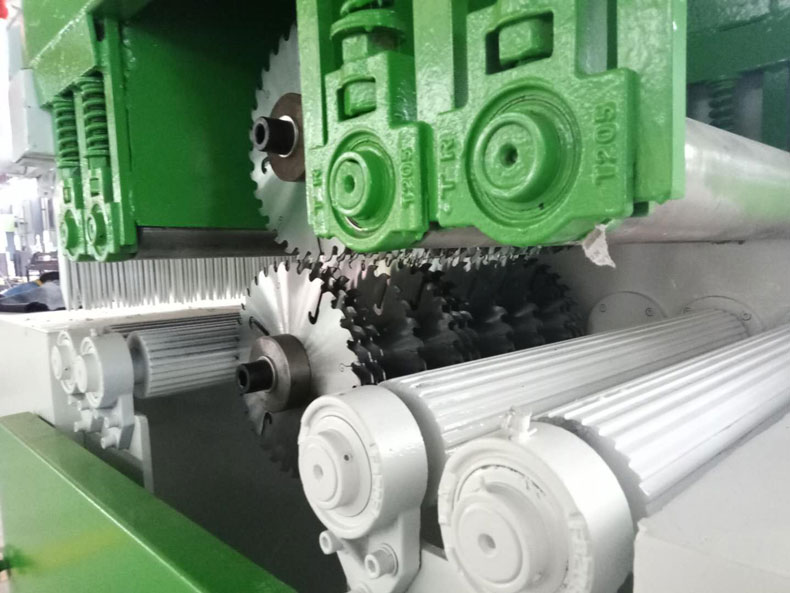 方木多片鋸采用上下升降壓輪夾緊，進(jìn)料出料更穩(wěn)