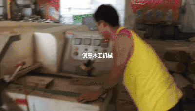 合金鋸片齒數(shù)，鋸片齒數(shù)過(guò)多會(huì)對(duì)杉木多片鋸大家切割時(shí)產(chǎn)生阻力，所以，鋸片設(shè)計(jì)時(shí)的齒數(shù)都比較少，當(dāng)然，如果多片鋸機(jī)型功率大，并且要求切割效果好的，可以使用齒數(shù)多些的鋸片