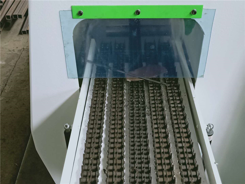 圓木多片鋸出材每天每臺(tái)設(shè)備可出20-30方木材，同時(shí)由于鋸片隱藏在機(jī)殼內(nèi)部，安全性得到很大提高