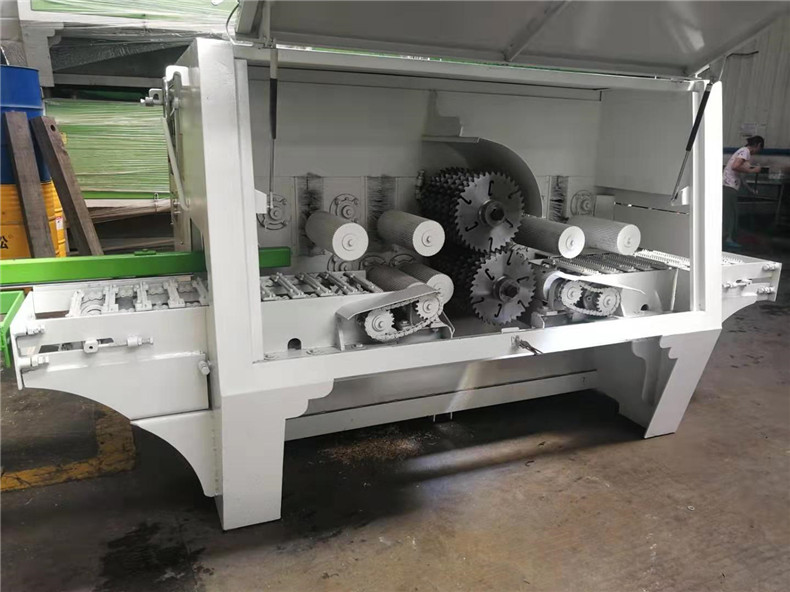 大芯板方木多片鋸鋸片為多片一起組合安裝后使用的鋸片，一般以合金鋸片為主，多片鋸對鋸片的要求比較高，而且和單片鋸比起來大芯板木方多片鋸更省木材、鋸路更小、鋸片更薄、光潔度也會更高；