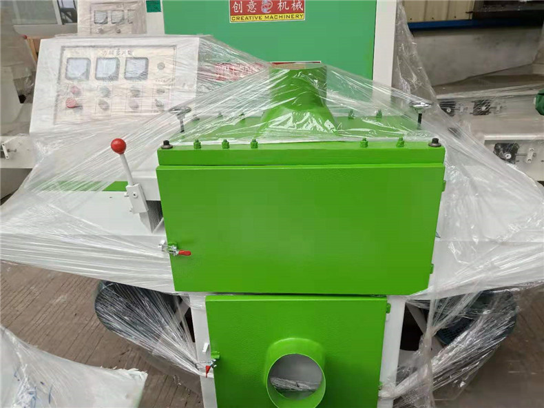 木工板方木多片鋸主軸芯每天更換鋸片時(shí)應(yīng)用水對(duì)出水孔沖洗一次，或者使用風(fēng)槍對(duì)準(zhǔn)出水孔吹風(fēng)，將贓物排出，確保出水孔暢通。