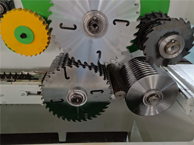 杉木圓木多片鋸鋸片運(yùn)用時(shí)刻較長后，會(huì)呈現(xiàn)磨損，鋸切木材時(shí)簡單發(fā)生鋸面不平。假如主軸發(fā)生松動(dòng)或壓緊鋸片的隔套外表不平坦，也會(huì)形成鋸切面不平，平常應(yīng)多留意保護(hù)保養(yǎng)。