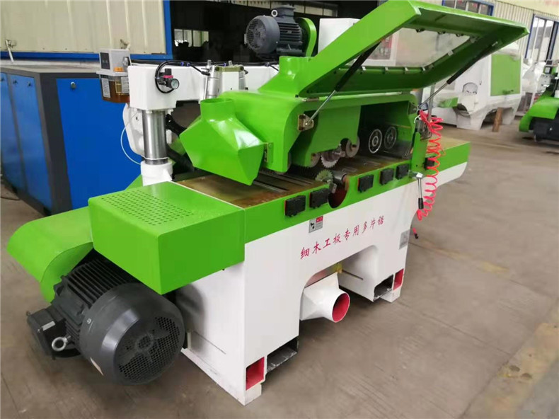 安裝木工機(jī)械方木多片鋸鋸片時(shí)，必須確保每根軸的墊套位置平行，否則容易產(chǎn)生鋸片燒壞及損壞。