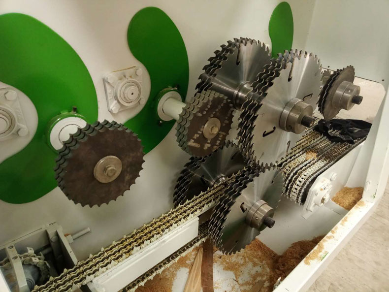 新型圓木多片鋸設(shè)備是專用機(jī)型，不能擅自改變本設(shè)備的結(jié)構(gòu)和工件加工。