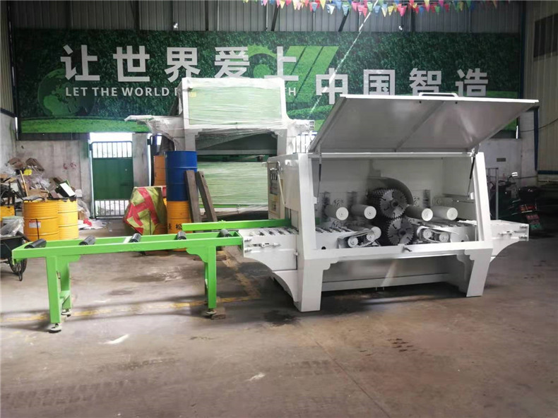 木工板多片鋸機(jī)體部位人性化規(guī)劃，真實(shí)做到防塵環(huán)保、易保養(yǎng)。方木多片鋸產(chǎn)量高，每天（8小時(shí)）產(chǎn)值約20~40個(gè)立方。