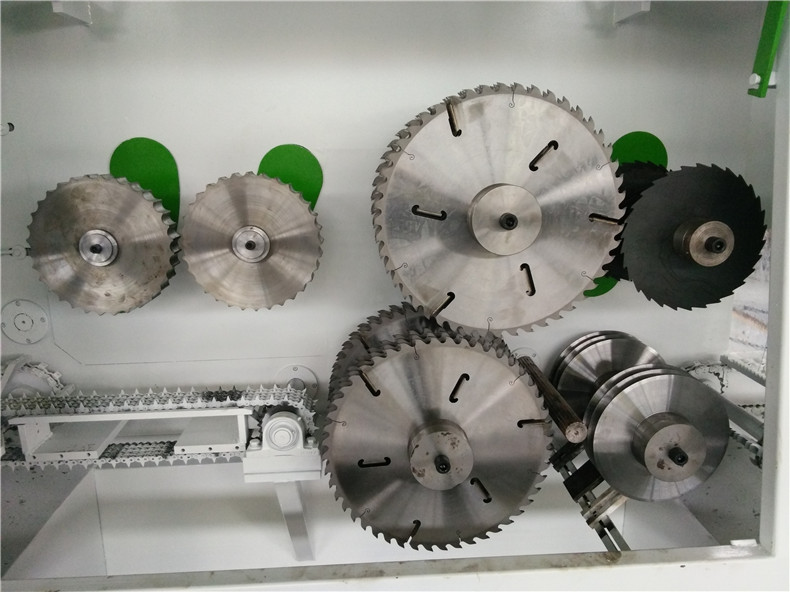 木工圓木多片鋸根據(jù)參數(shù)選擇合金鋸片，首先是合金種類的選擇，硬質(zhì)合金常用的種類有鎢鈷類(代號YG)、鎢鈦類(代號YT)。由于鎢鈷類的硬質(zhì)合金抗沖擊性較好，在木材加工行業(yè)中使用更為廣泛。