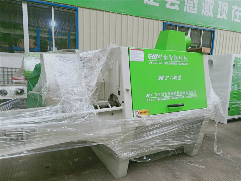 大型圓木多片鋸散熱不好是怎么回事？多片鋸鋸片不是直接原因。其次看的是多片鋸鋸片使用一段時(shí)間后會(huì)變鈍，這時(shí)再切割木料時(shí)，會(huì)增大鋸片的摩擦阻力，導(dǎo)致溫度變高，導(dǎo)致燒壞鋸片；