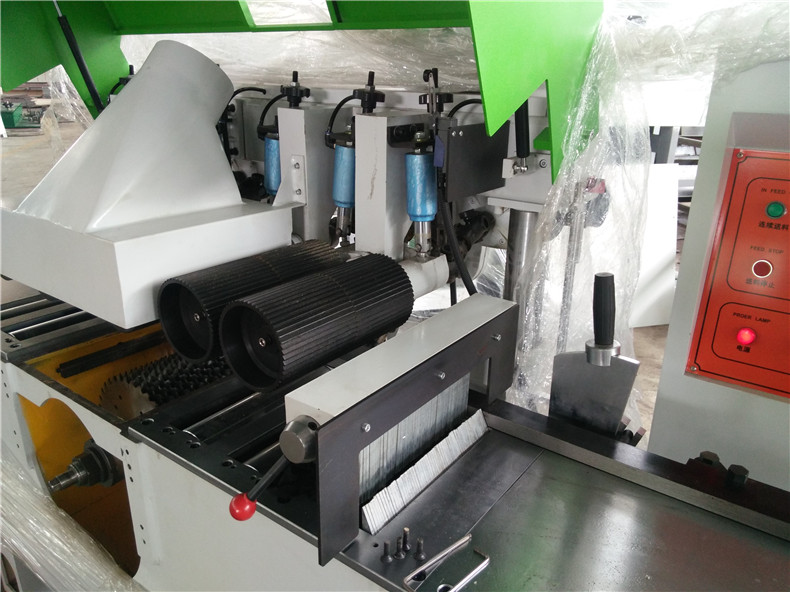 全自動(dòng)方木多片鋸具有的產(chǎn)品特色有：多片鋸使用超薄小尺寸鋸片，負(fù)荷小，省材省電；木方多片鋸送料強(qiáng)勁有力，進(jìn)退自如，不會(huì)出現(xiàn)卡死木料，不能進(jìn)退的情況；