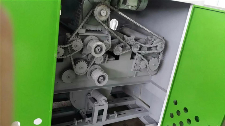 新型圓木多片鋸主軸、電機(jī)的轉(zhuǎn)速過快，產(chǎn)生噪音。如無特別要求，電機(jī)、主軸的轉(zhuǎn)速不必要過高，夠用就行。轉(zhuǎn)速過快，易產(chǎn)生機(jī)器共振，從而產(chǎn)生噪音。