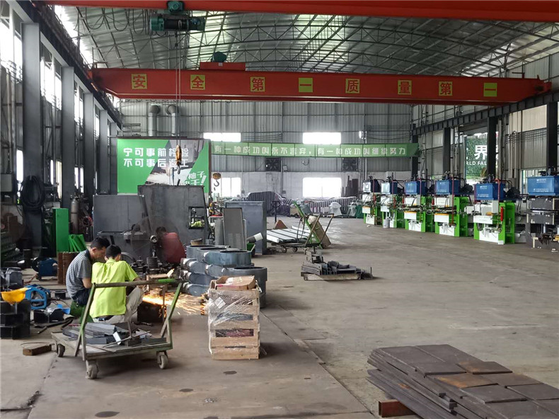 廣東創(chuàng)意木工機械廠家對于多片鋸品牌設(shè)備的自主研發(fā)，不只是保證圓木多片鋸、方木多片鋸設(shè)備的質(zhì)量，同時也不曾停止過對圓木方木多片鋸性能的提升，以及功能的完善。