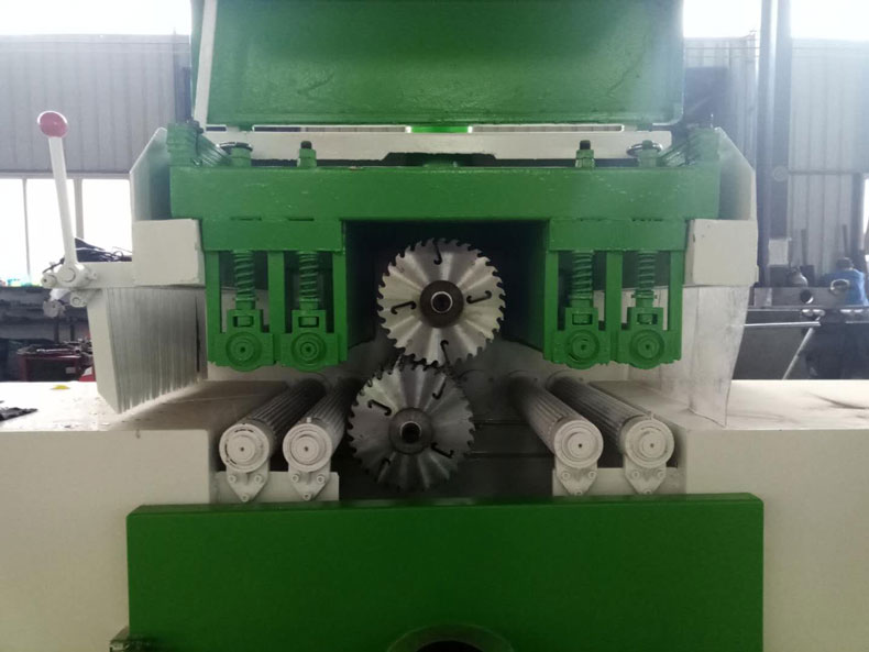 新型方木多片鋸合金鋸片的高速運轉(zhuǎn)，會產(chǎn)生大量的高溫，所以，防止新型木方木多片鋸鋸片燒壞是基本的措施，也是常見的問題之一。  