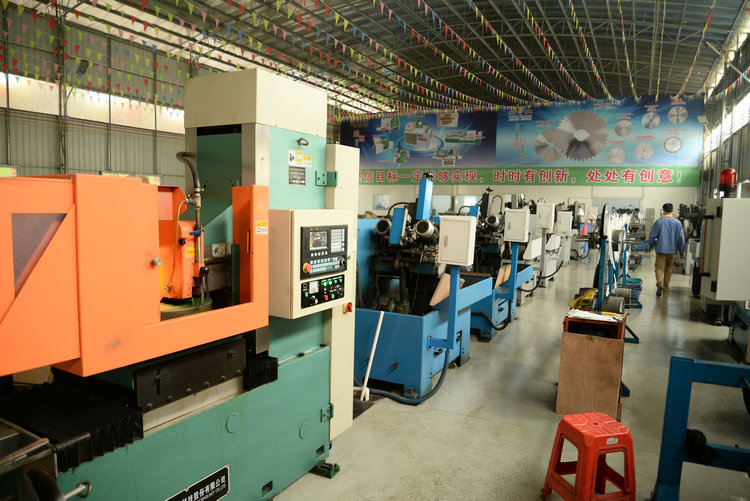 創(chuàng)意木工機(jī)械合金鋸片打磨車(chē)間